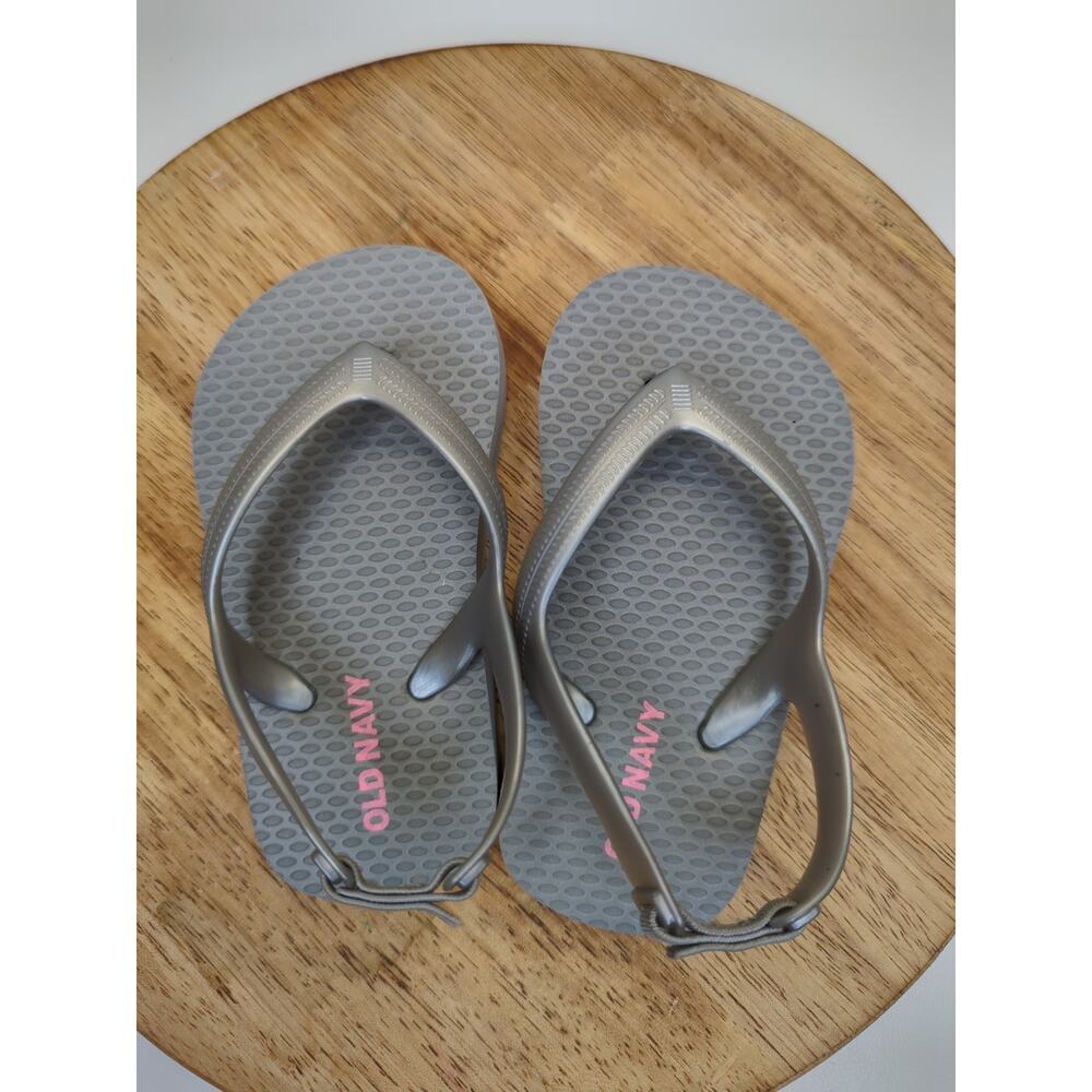Old Navy Girls Size 5 Grey Flip Flops